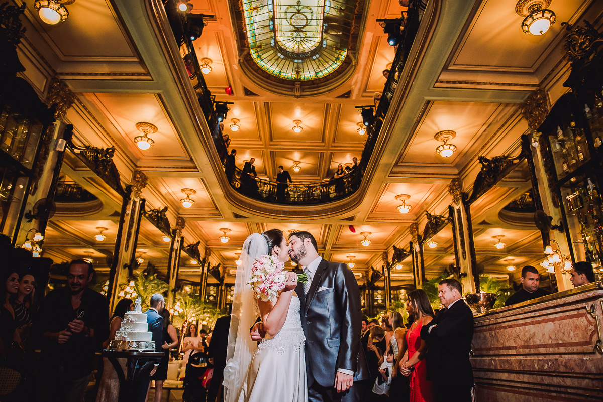 O beijo no casamento dos noivos Débora e Leonardo Guimarães Joias na Confeitaria Colombo, Centro, Rio de Janeiro-RJ