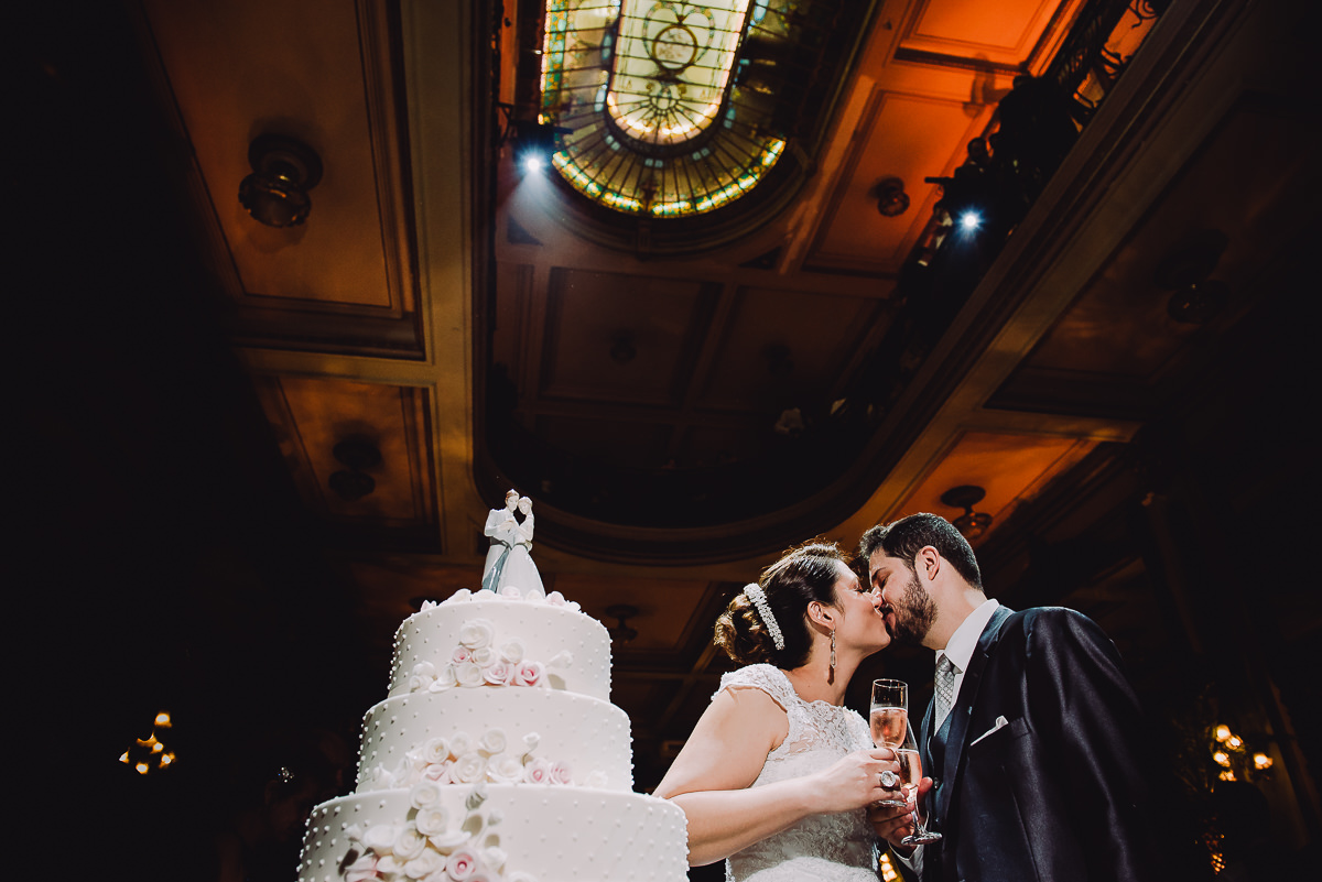Brinde do casal Débora e Leonardo após o seu casamento na Confeitaria Colombo, Centro, Rio de Janeiro-RJ