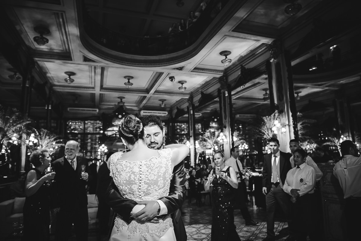 Primeira dança do casal Débora e Leonardo Guimarães Joias no casamento na Confeitaria Colombo, Centro, Rio de Janeiro-RJ