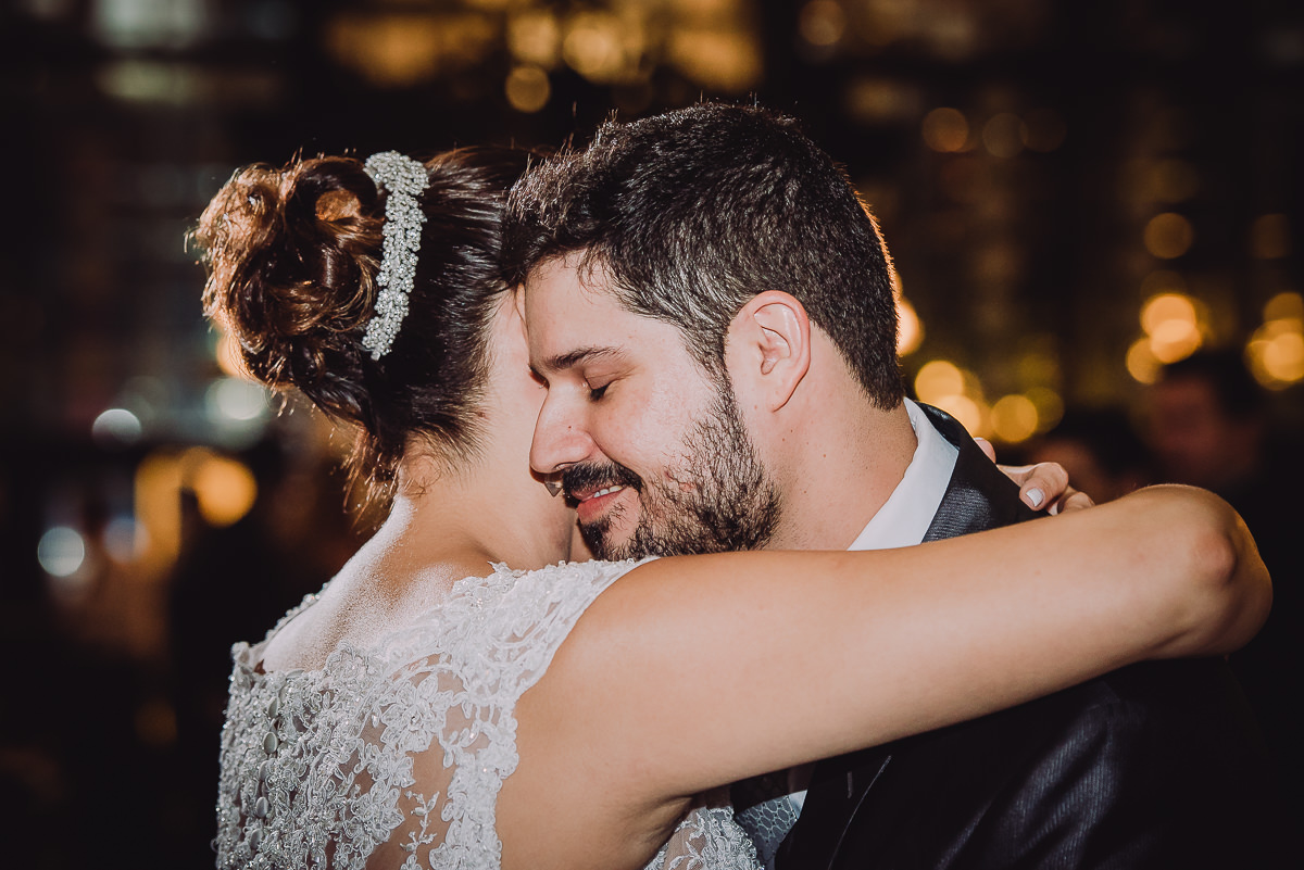 A noiva Débora abraçando o noivo Leonardo no seu casamento na Confeitaria Colombo, Centro, Rio de Janeiro-RJ