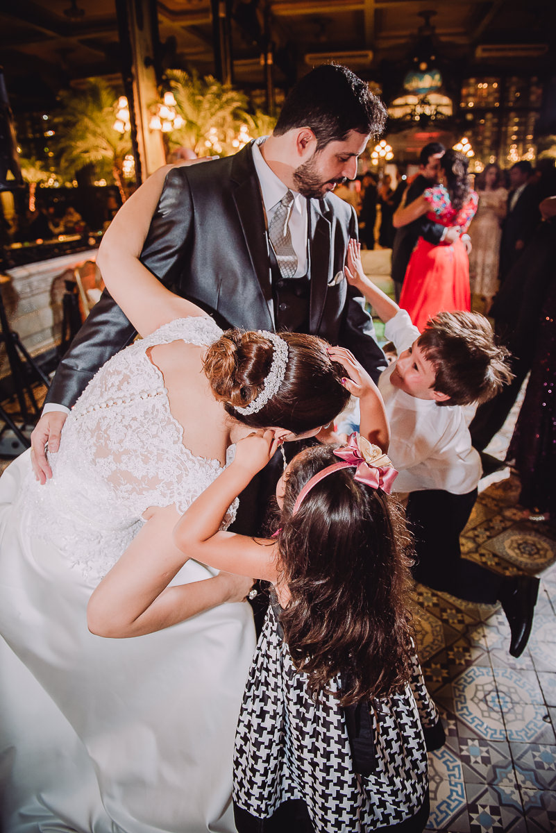 Crianças fazendo bagunça no casamento dos noivos Débora e Leonardo, Confeitaria Colombo, Centro, Rio de Janeiro-RJ