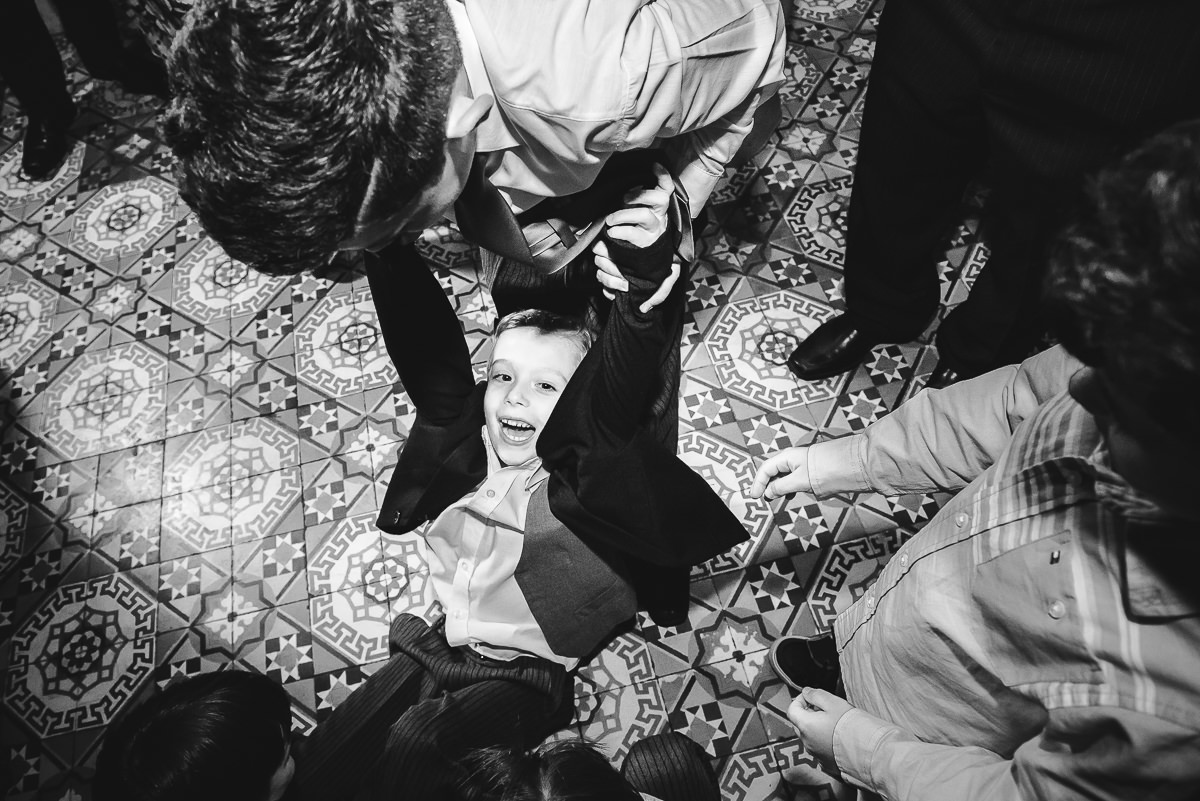 Os pajens e outras crianças fazendo bagunça no casamento dos noivos Débora e Leonardo, Confeitaria Colombo, Centro, Rio de Janeiro-RJ