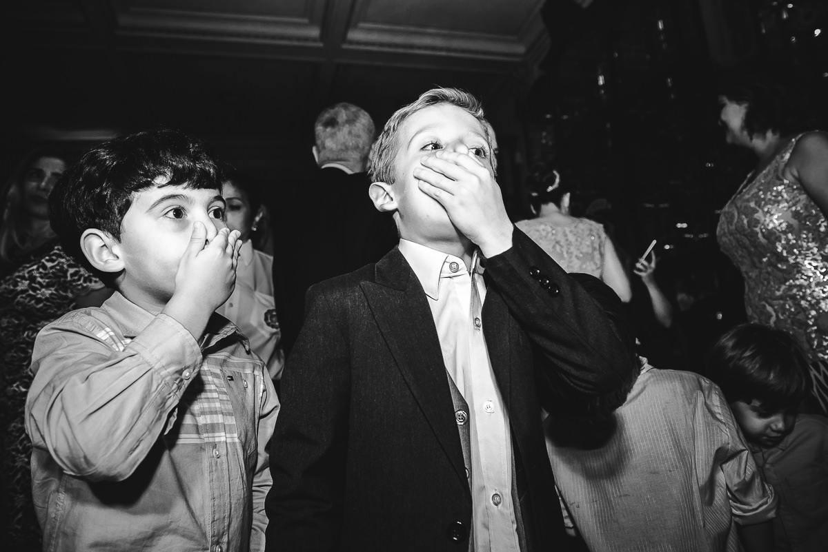 Os pajens e outras crianças fazendo bagunça no casamento dos noivos Débora e Leonardo, Confeitaria Colombo, Centro, Rio de Janeiro-RJ