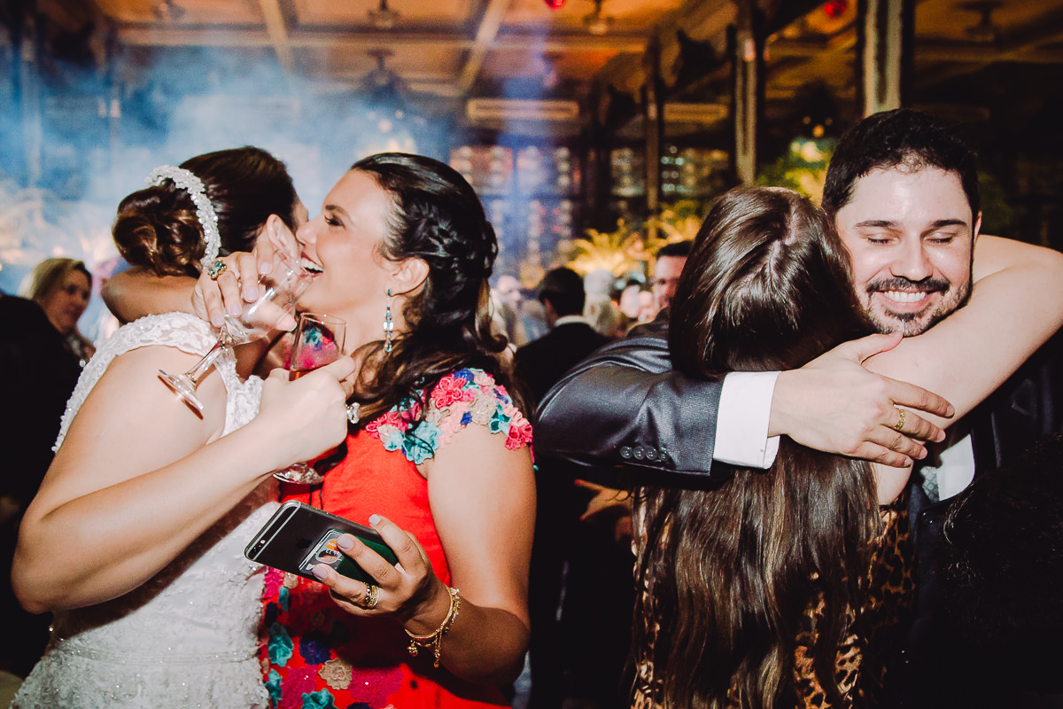 Muitos abraços de amigos e parentes na pista de dança do casamento de Débora e Leonardo Guimarães Joias na Confeitaria Colombo, Centro, Rio de Janeiro-RJ