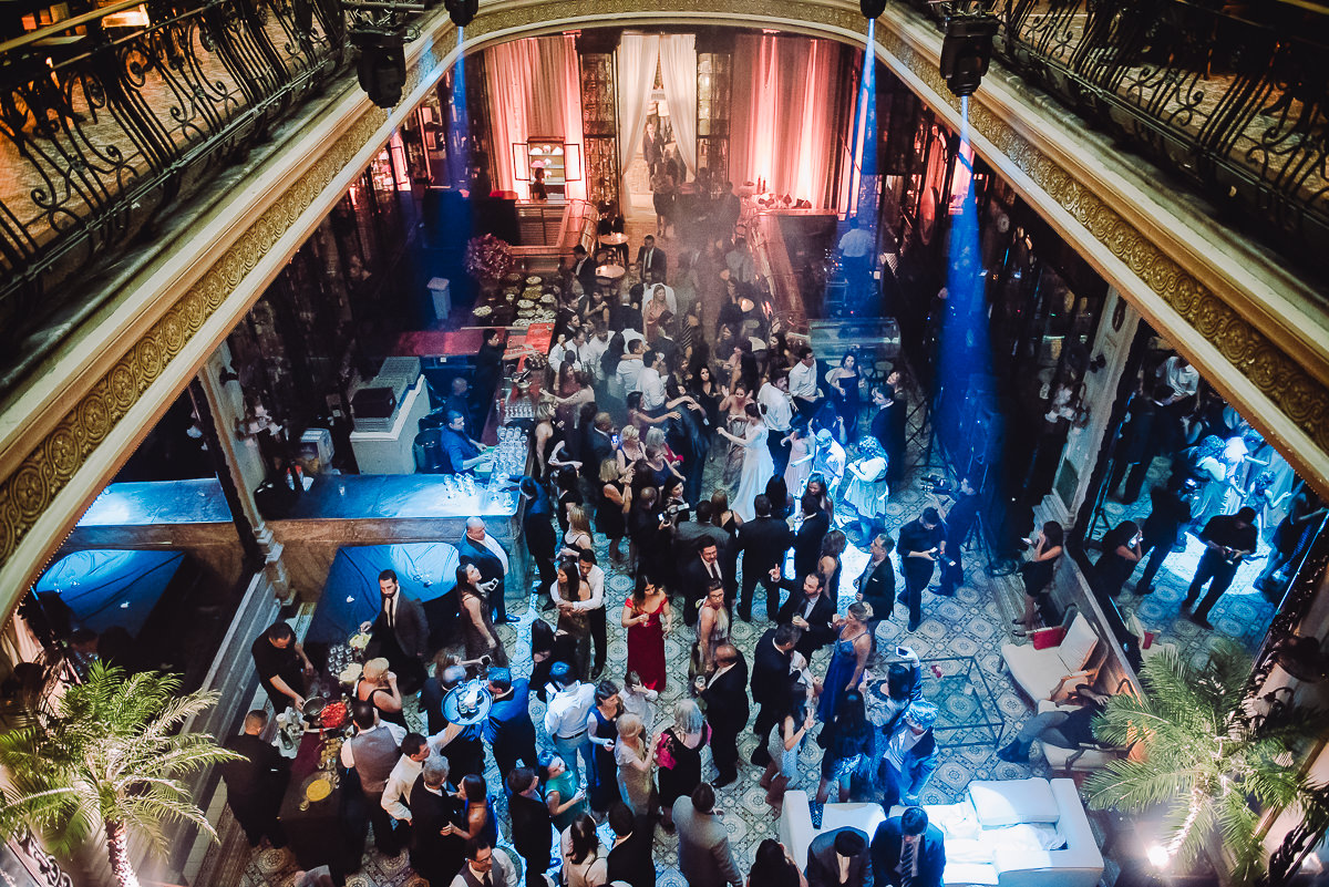 Pista de dança animada no casamento de Débora e Leonardo na Confeitaria Colombo, Centro, Rio de Janeiro-RJ