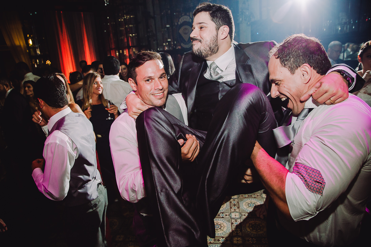 Noivo Leonardo curtindo bastante o casamento com seus amigos na Confeitaria Colombo, Centro, Rio de Janeiro-RJ