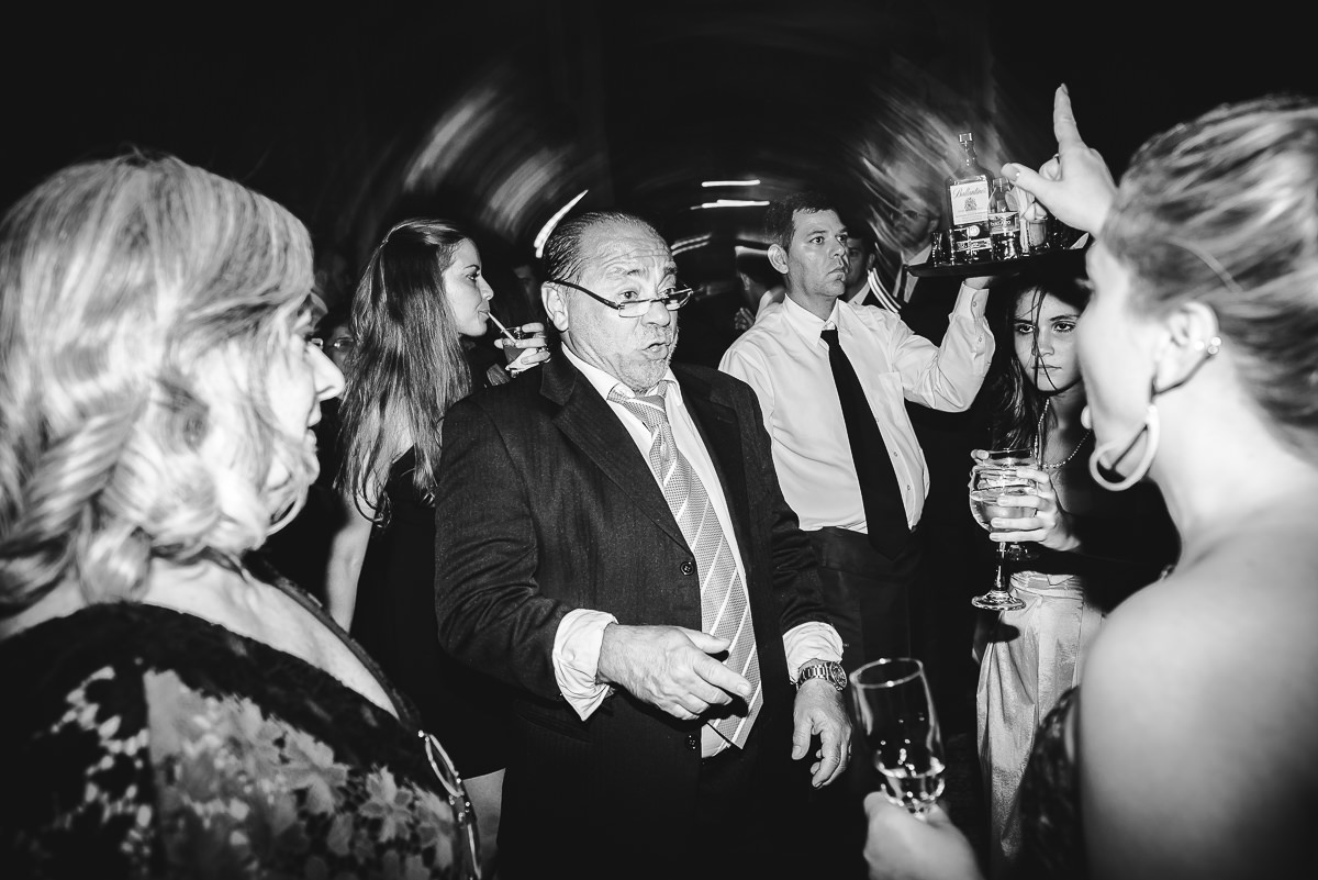 Convidados muito animados na pista de dança do casamento de Débora e Leonardo na Confeitaria Colombo, Centro, Rio de Janeiro-RJ