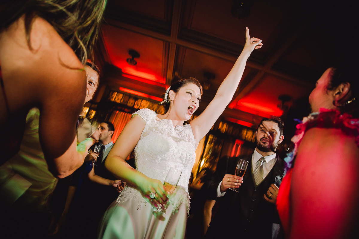 A noiva Débora dançando bastante no seu casamento na Confeitaria Colombo, Centro, Rio de Janeiro-RJ