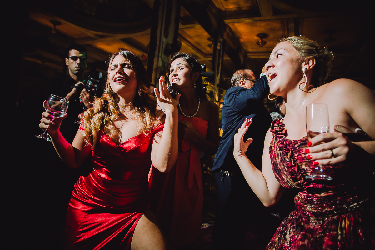 Convidadas muito animadas no casamento de Débora e Leonardo na Confeitaria Colombo, Centro, Rio de Janeiro-RJ