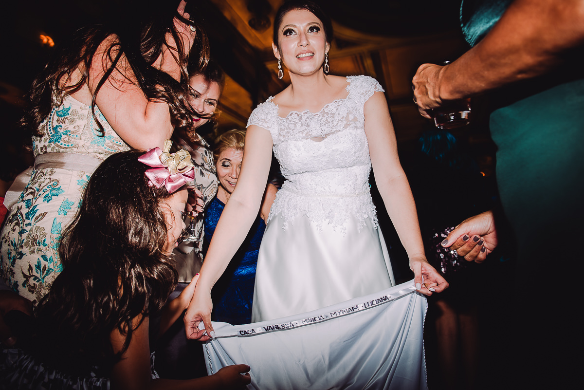 Os nomes das amigas solteiras escritos na barra do vestido da noiva Débora no  seu casamento na Confeitaria Colombo, Centro, Rio de Janeiro-RJ