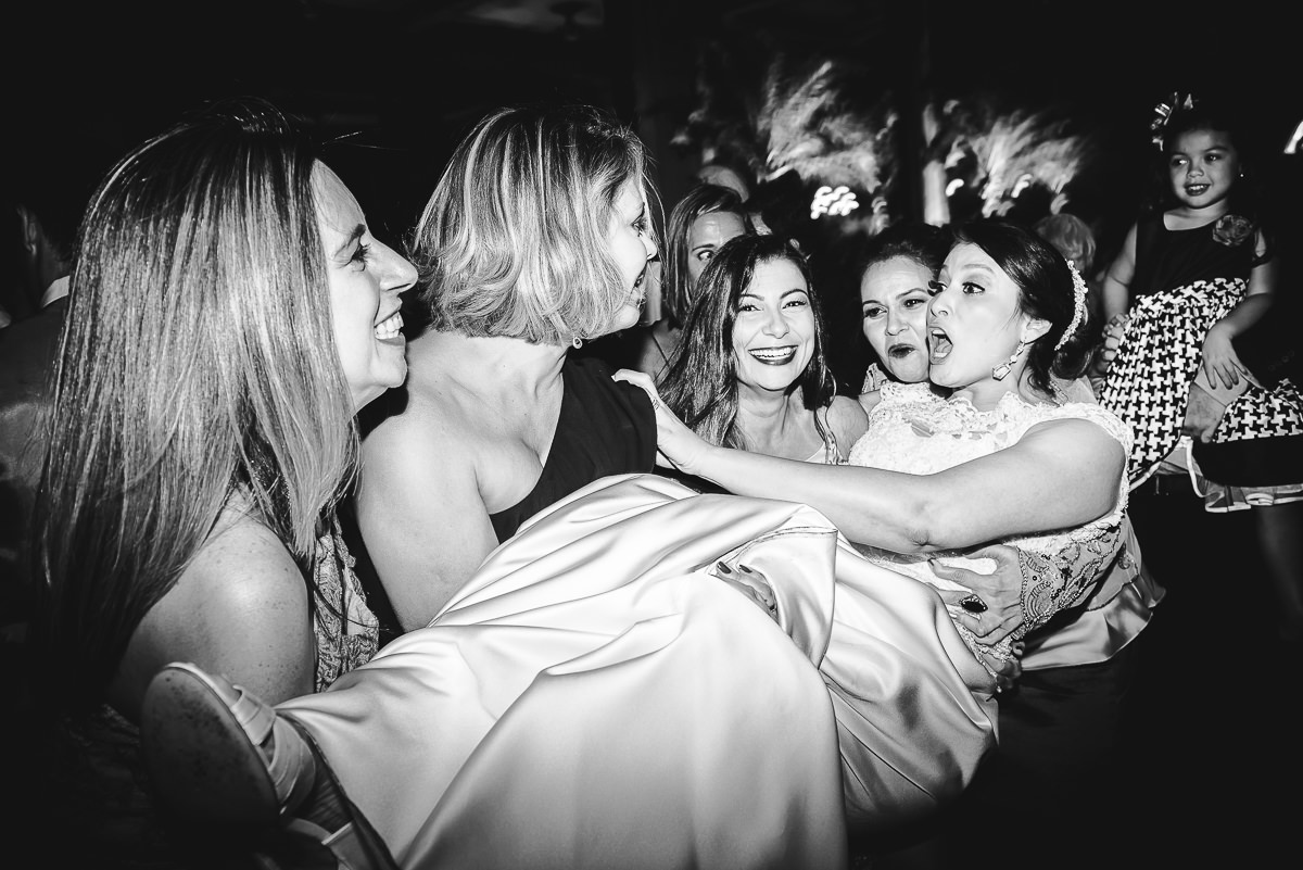 A noiva Débora sendo levantada pelas amigas no seu casamento na Confeitaria Colombo, Centro, Rio de Janeiro-RJ