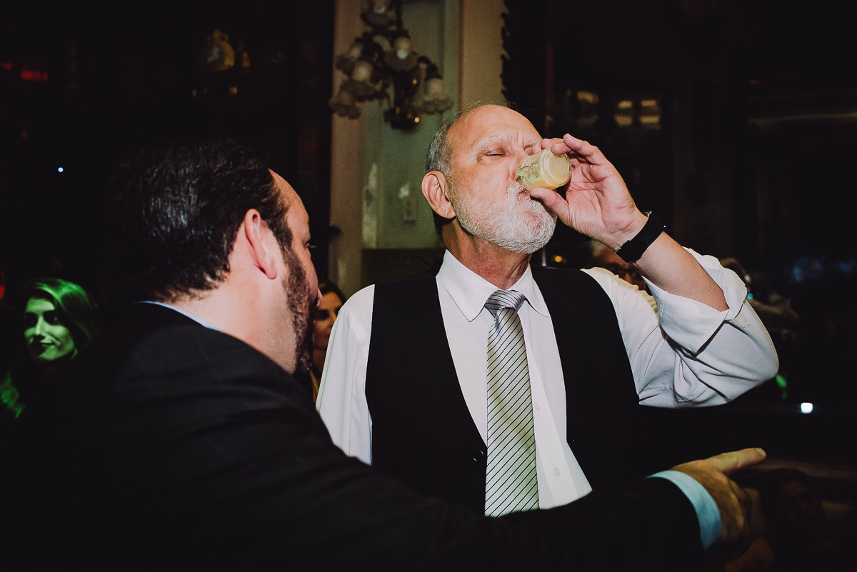 Pai da noiva bebendo todas no casamento de sua filha na na Confeitaria Colombo, Centro, Rio de Janeiro-RJ