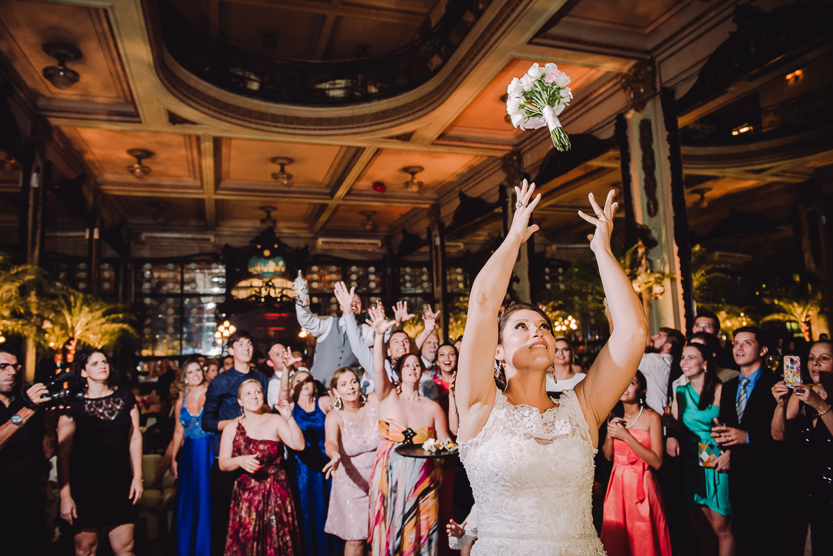 Noiva jogando o buquê no seu casamento na Confeitaria Colombo, Centro, Rio de Janeiro-RJ