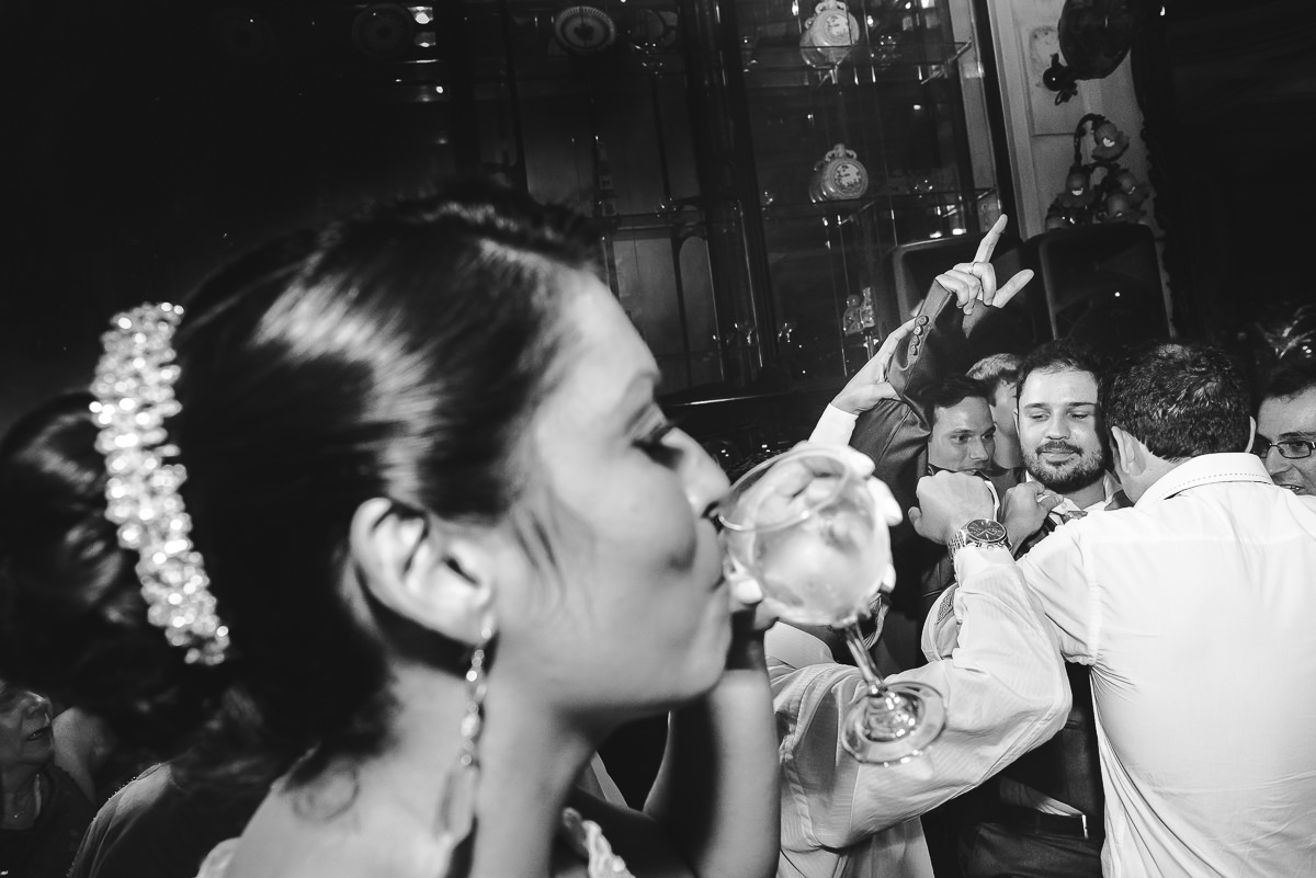 A noiva Débora bebendo na pista de dança do seu casamento na Confeitaria Colombo, Centro, Rio de Janeiro-RJ