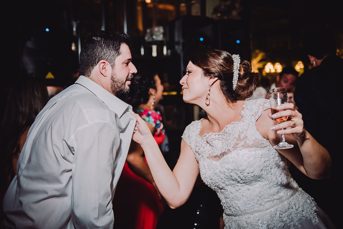 Os noivos Débora e Leonardo animados na pista de dança no casamento na Confeitaria Colombo, Centro, Rio de Janeiro-RJ