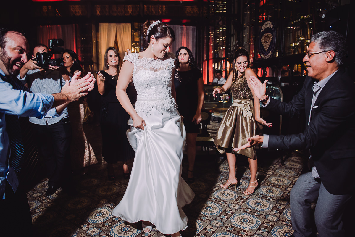 Noiva Débora dançando animada na pista de dança do seu casamento na Confeitaria Colombo, Centro, Rio de Janeiro-RJ