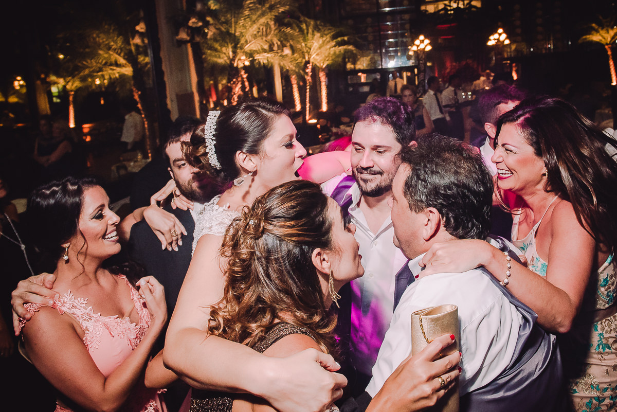 Pista de dança animada no casamento de Débora e Leonardo na Confeitaria Colombo, Centro, Rio de Janeiro-RJ