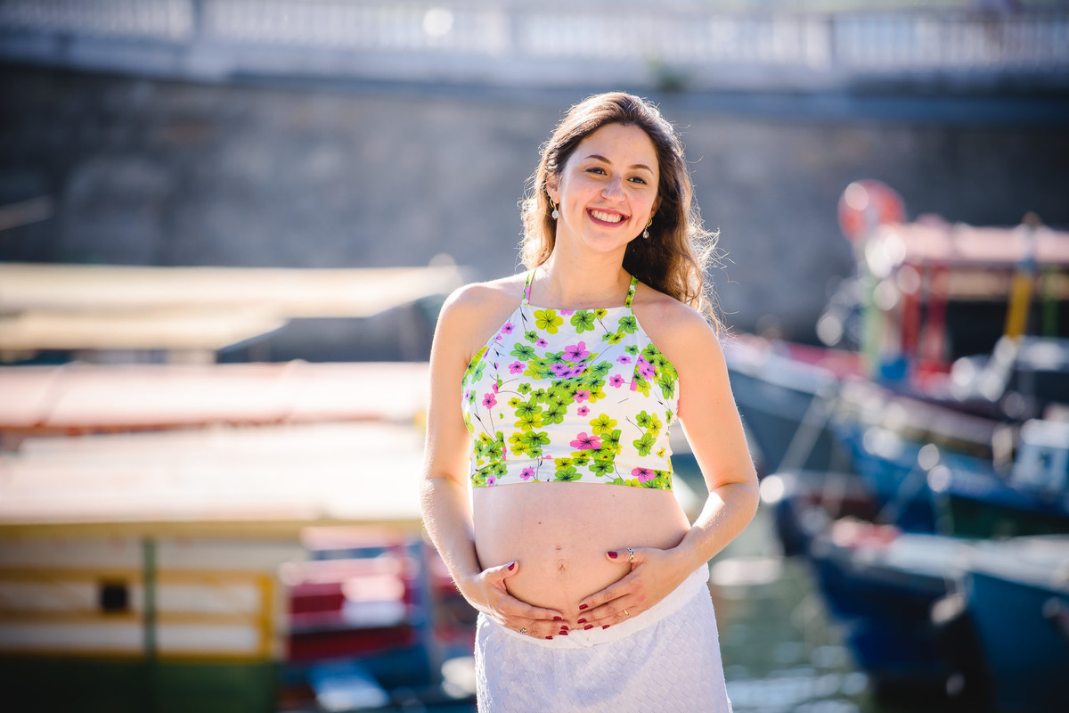 A grávida Verônica acariciando sua barriga no ensaio gestante na Mureta da Urca, Urca, Rio de Janeiro-RJ