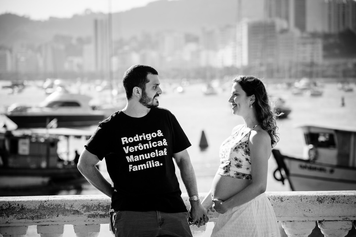 Papai e mamãe de primeira viagem no ensaio família na Mureta da Urca, Urca, Rio de Janeiro-RJ.