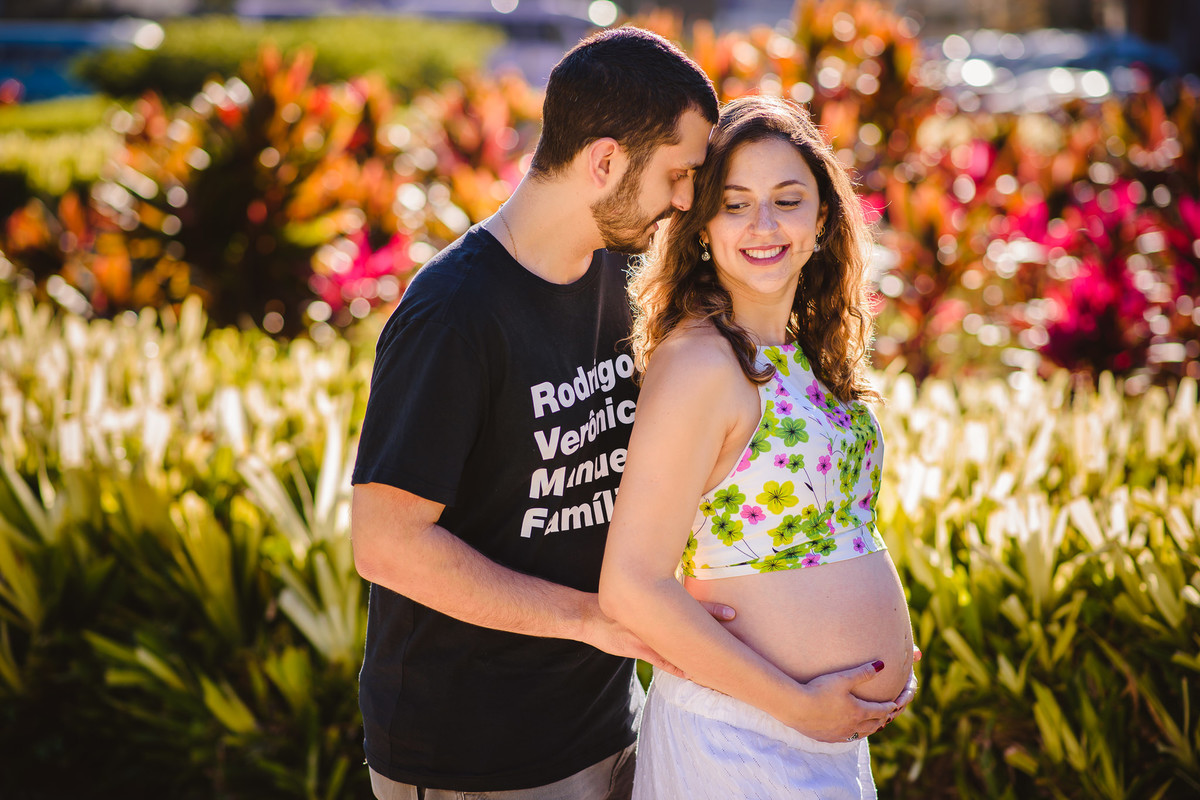 Papai Rodrigo em um momento muito genuíno com sua esposa Verônica, grávida da primeira filha do casal, no ensaio família na Urca, Rio de Janeiro-RJ