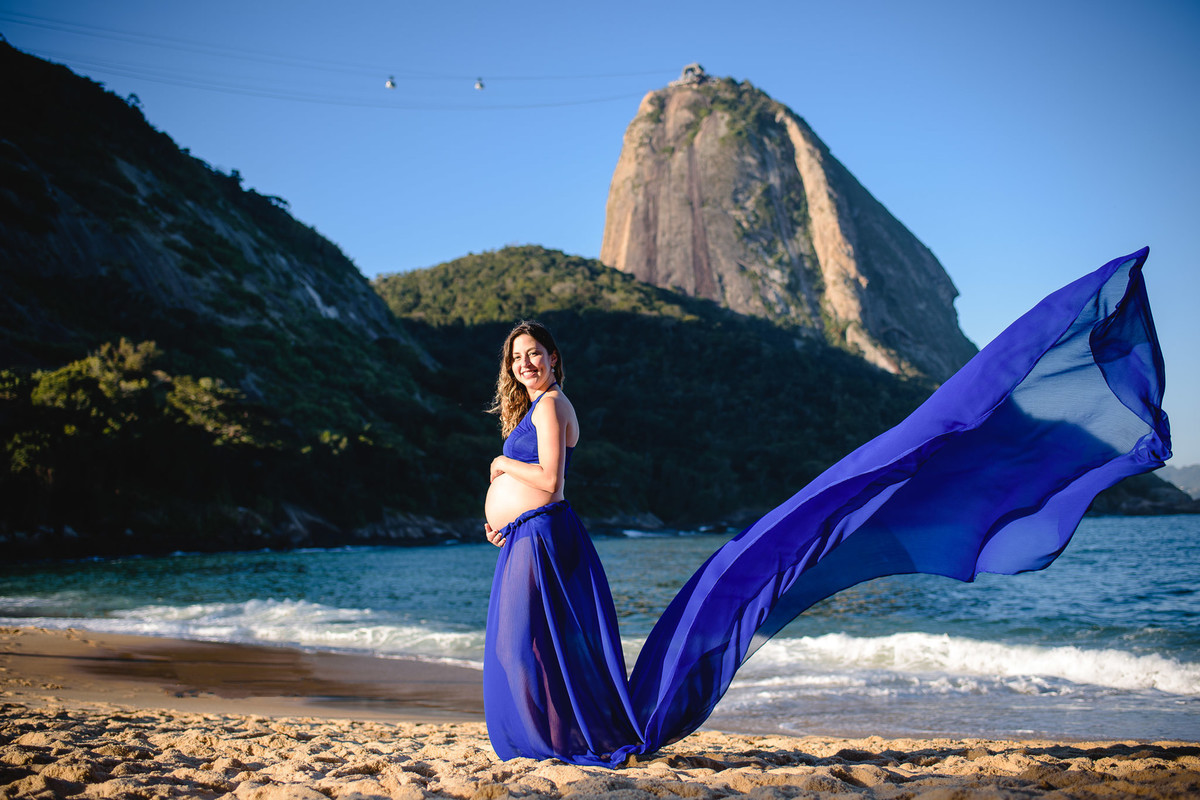 A linda grávida Verônica com sua saia esvoaçante no ensaio gestante na Praia Vermelha, Urca, Rio de Janeiro-RJ