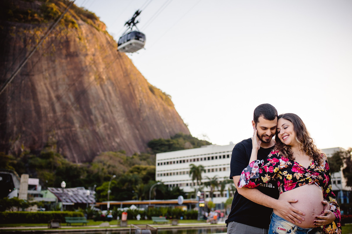 Ensaio família com a gestante Verônica na linda paisagem do Pão de Açúcar e bondinho, Urca, Rio de Janeiro-RJ.