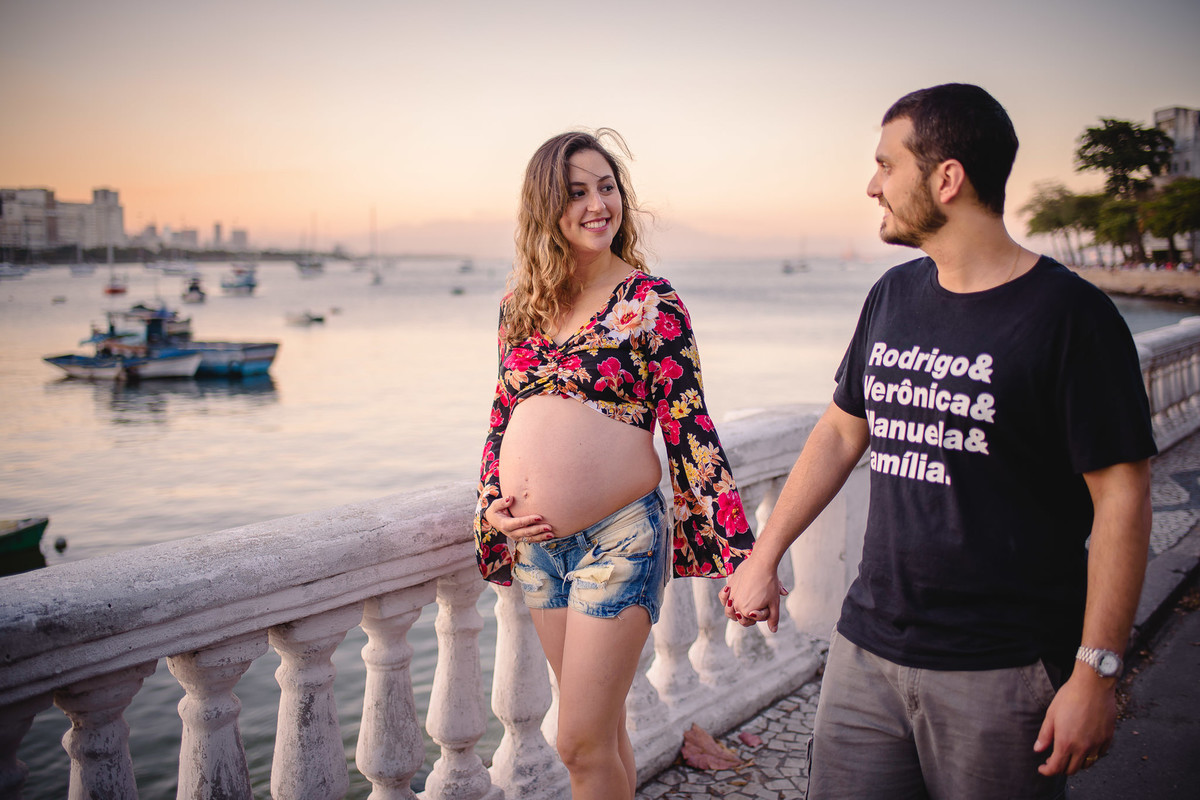 Mamãe Verônica e Papai Rodrigo caminhando na Mureta da Urca no ensaio família.