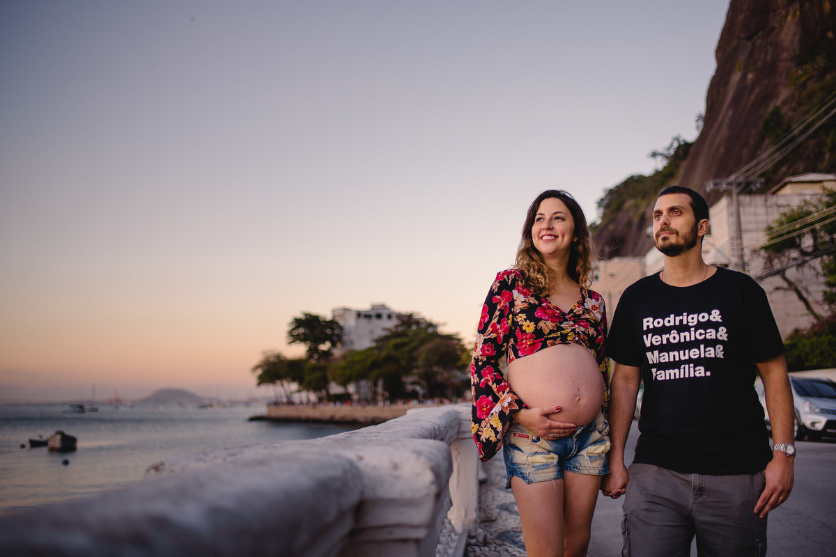 Mamãe Verônica e papai Rodrigo observando o pôr-do sol no ensaio gestante na Mureta da Urca, Rio de Janeiro-RJ.