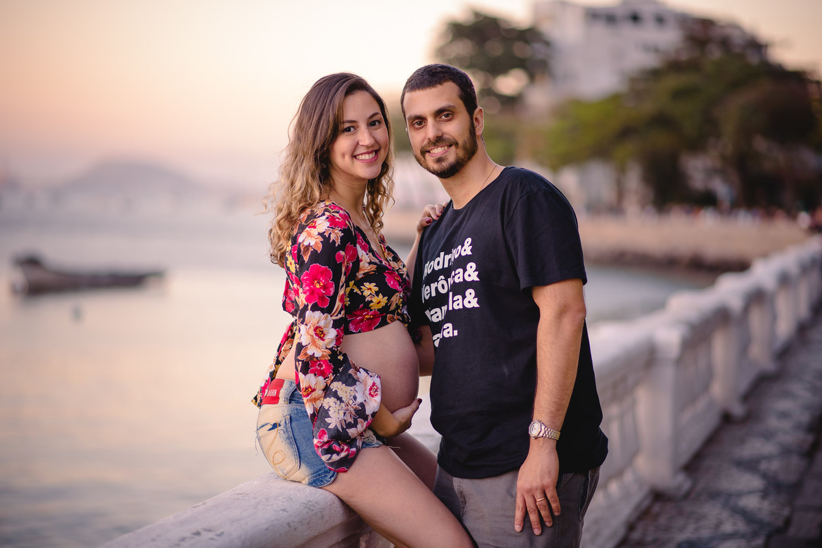 Retrato dos papais de primeira viagem no ensaio gestante na Mureta da Urca, Rio de Janeiro-RJ.