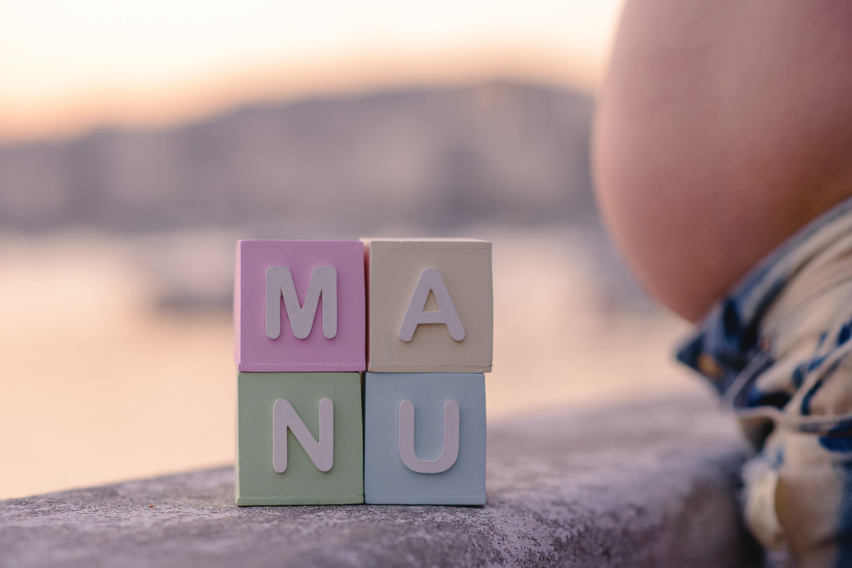 Fotos dos dadinhos com o nome da Manu, primeira filha do casal Rodrigo e Verônica, no ensaio família na Mureta da Urca, Urca, Rio de Janeiro-RJ.