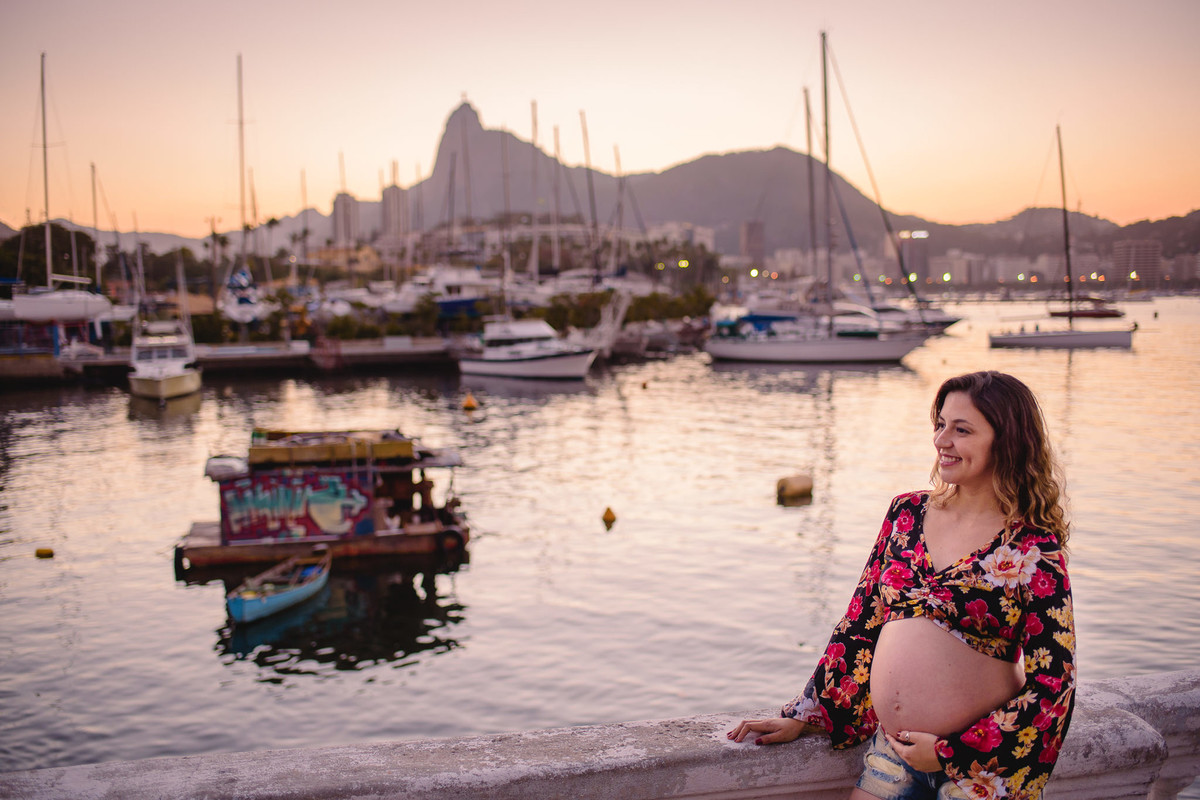 A grávida Verônica observando o pôr-do-sol no seu ensaio gestante na Mureta da Urca, Rio de Janeiro-RJ.
