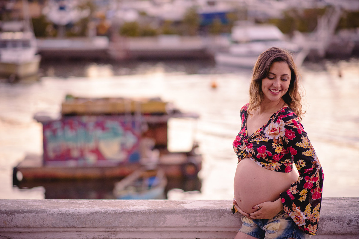 Mamãe Verônica encostada na Mureta da Urca aproveitando o pôr-do-sol para fazer as fotos do seu ensaio gestante, Urca, Rio de Janeiro-RJ