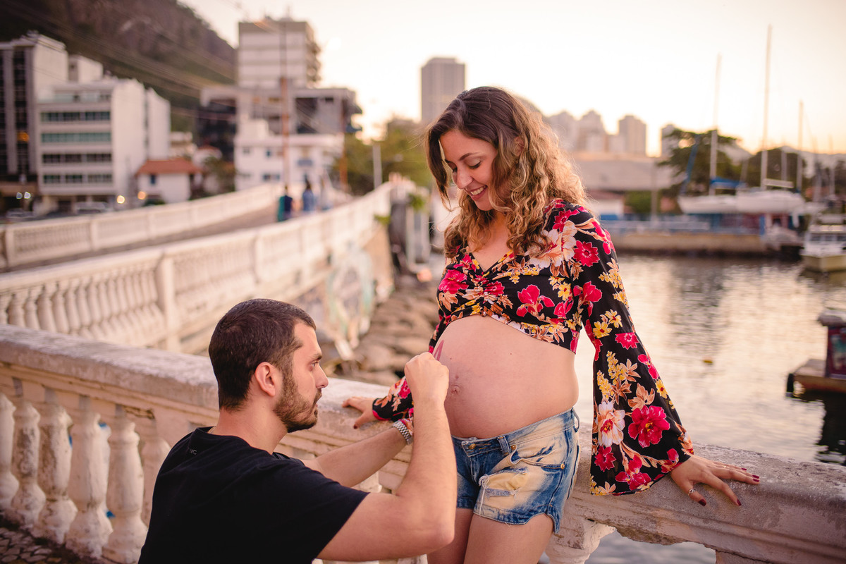 Papai Rodrigo escrevendo o nome da sua filha Manuela na barriga da sua esposa Verônica, no ensaio família na Mureta da Urca, Urca, Rio de Janeiro-RJ.