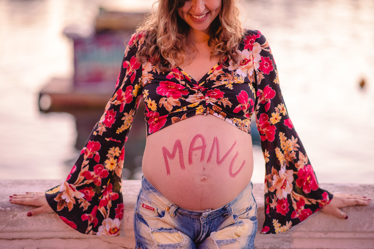 O nome da bebê Manu escrito na barriga da mamãe Verônica no ensaio gestante na Mureta da Urca, Rio de Janeiro-RJ.