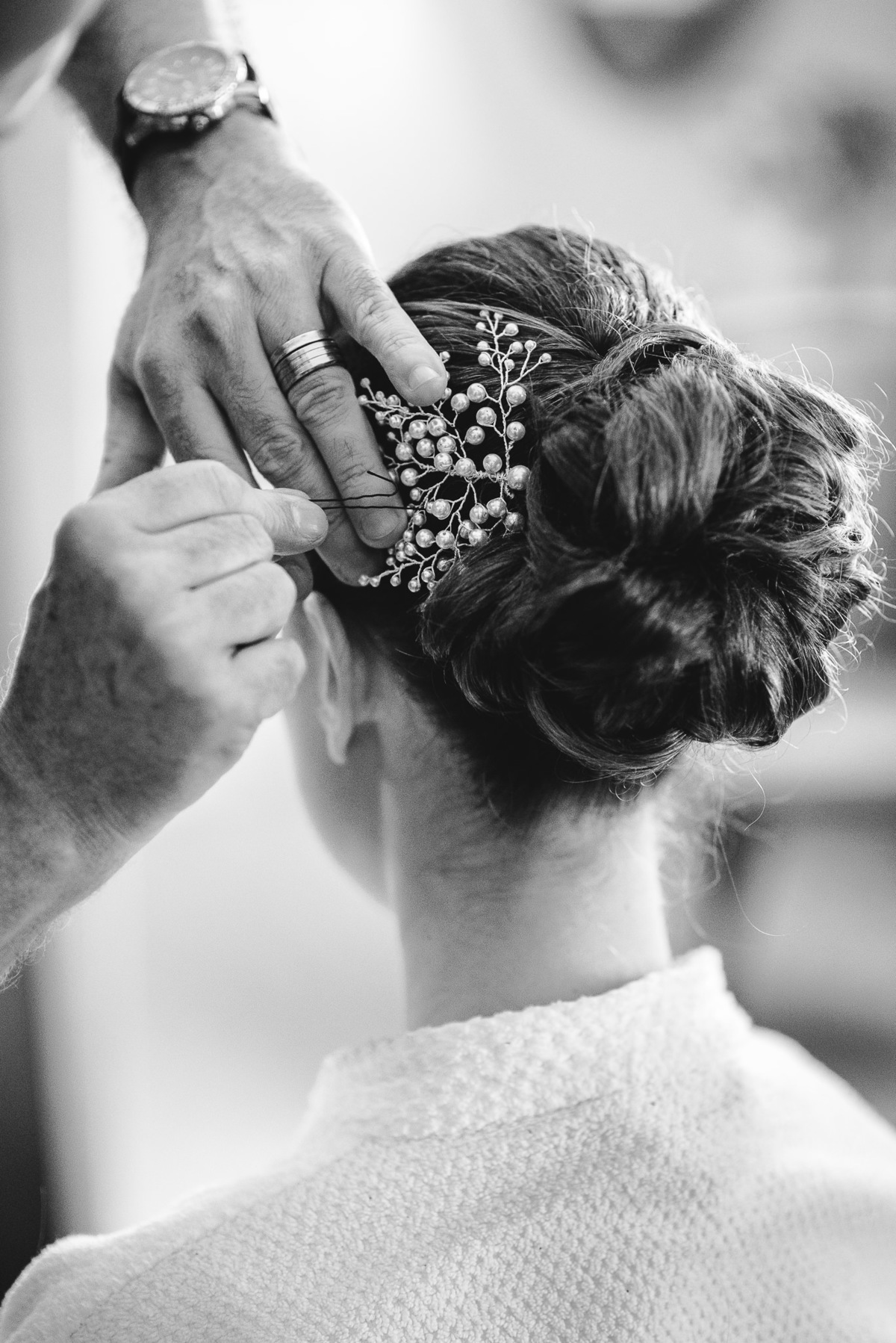 Cabeleireiro dando os últimos retoques no penteado da noiva Luana no making of no Hotel Sheraton, Leblon, Rio de Janeiro-RJ