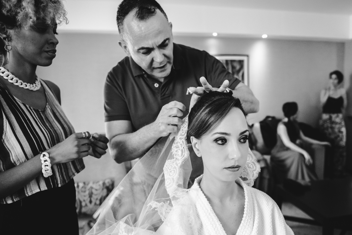 Cabeleireiro fazendo o penteado na noiva Luana no making of no  Hotel Sheraton, Leblon, Rio de Janeiro-RJ