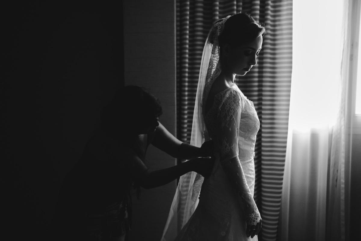 A mãe da noiva Luana fechando o vestido de sua filha no making of no  Hotel Sheraton, Leblon, Rio de Janeiro-RJ