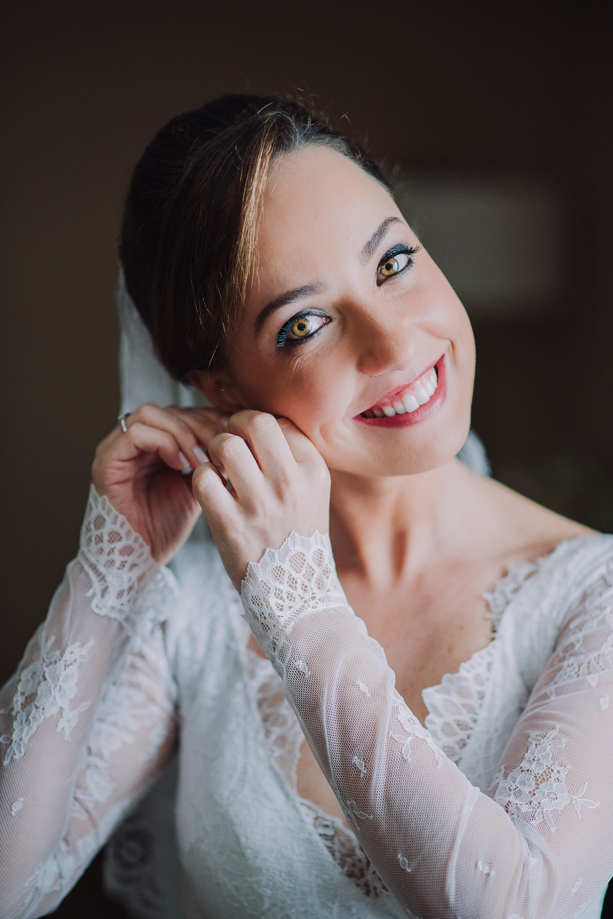 A noiva Luana colocando os brincos no making of no Hotel Sheraton, Leblon, Rio de Janeiro-RJ