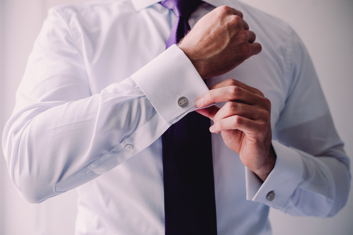 O noivo Julio abotoando a camisa no seu making of na Gávea, Rio de Janeiro-RJ