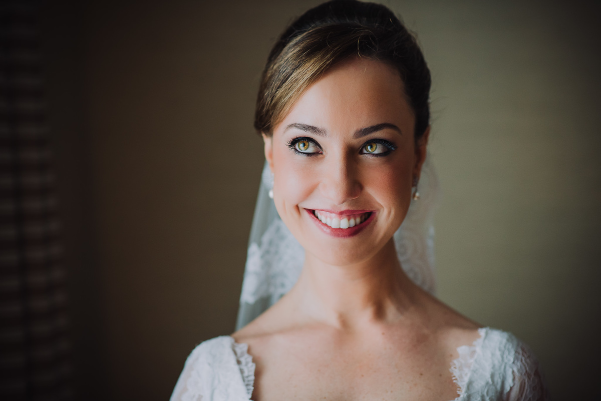 Retrato de rosto com luz de janela da noiva Luana no seu making of no Hotel Sheraton, Leblon, Rio de Janeiro-RJ