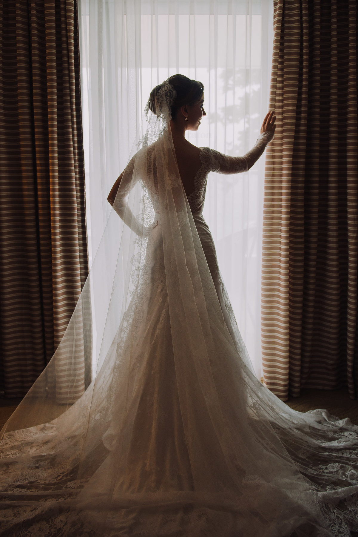 A noiva Luana posando de costas e mostrando seu vestido no seu making of no Hotel Sheraton, Leblon, Rio de Janeiro-RJ