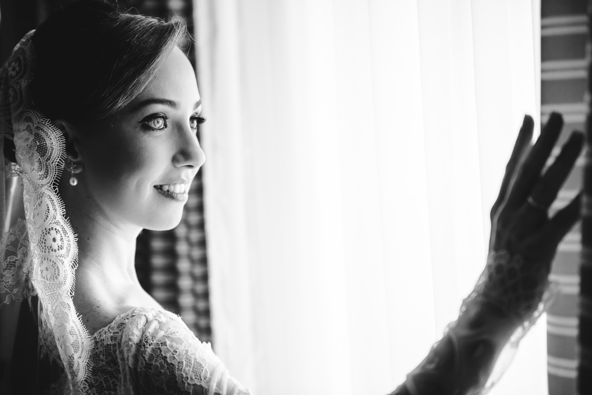 Luz de janela iluminando o rosto e os olhos claros da noiva Luana no seu making of no Hotel Sheraton, Leblon, Rio de Janeiro-RJ