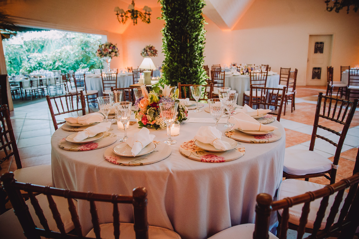 Salão decorado e pronto para a festa de casamento do casal Luana e Júlio na Capela Santa Ignez, Gávea, Rio de Janeiro-RJ.