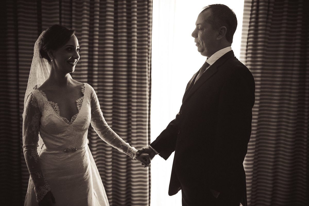 O pai da noiva Luana admirando emocionado a sua filha pronta para casar, Hotel Sheraton, Leblon,  Rio de Janeiro-RJ