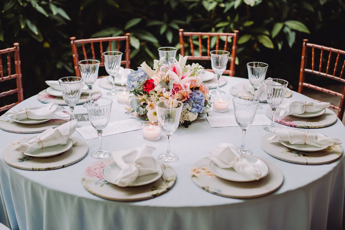 Mesa dos convidados da recepção do casamento de Luana e Julio no salão da Capela Santa Ignez, Gávea, Rio de Janeiro-RJ