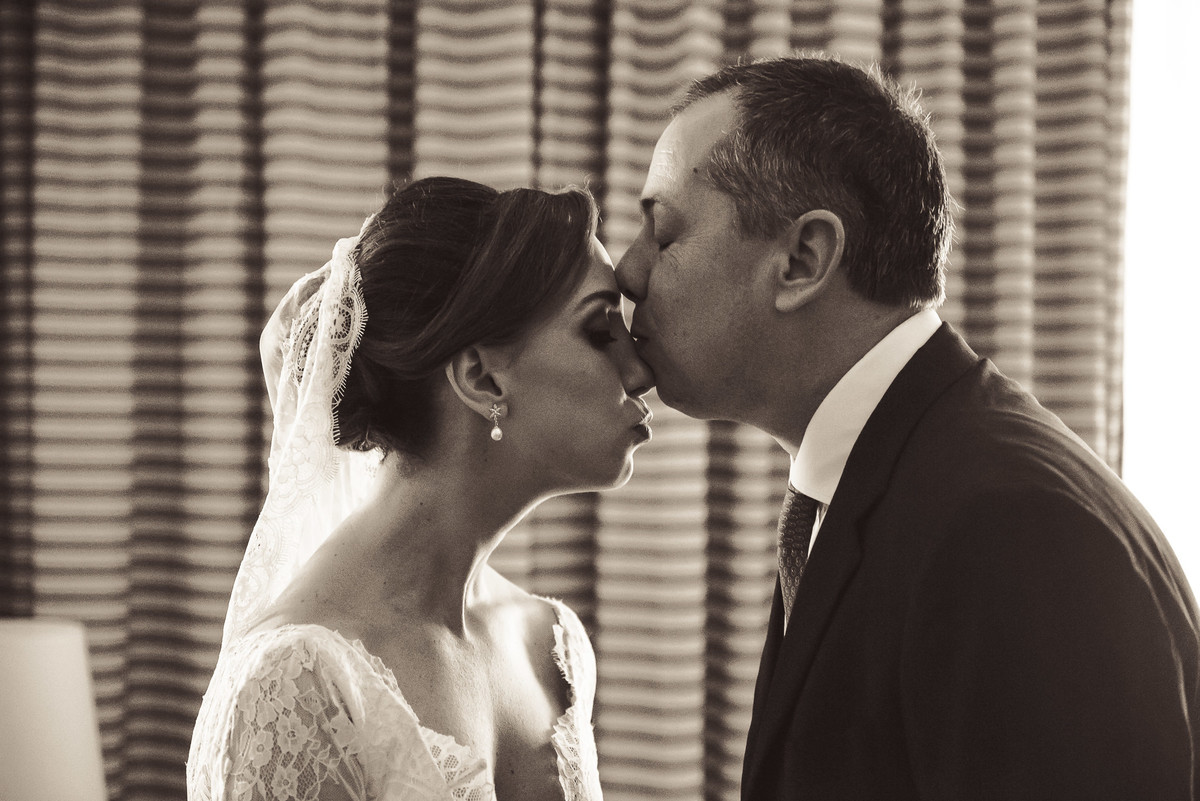 O pai da noiva Luana beijando a testa da sua filha minutos antes de sair do making of do Hotel Sheraton a caminho para o casamento na Capela Santa Ignez, Gávea, Rio de Janeiro, RJ.
