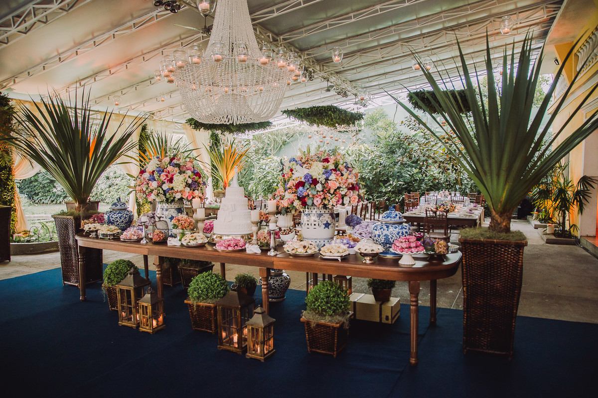 Mesa do bolo do casamento de Luana e Julio no salão da Capela Santa Ignez, Gávea, Rio de Janeiro-RJ