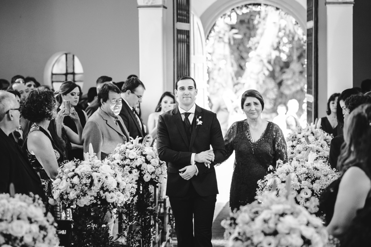 Entrada do noivo Julio com sua mãe na Capela Santa Ignez, Gávea, Rio de Janeiro-RJ