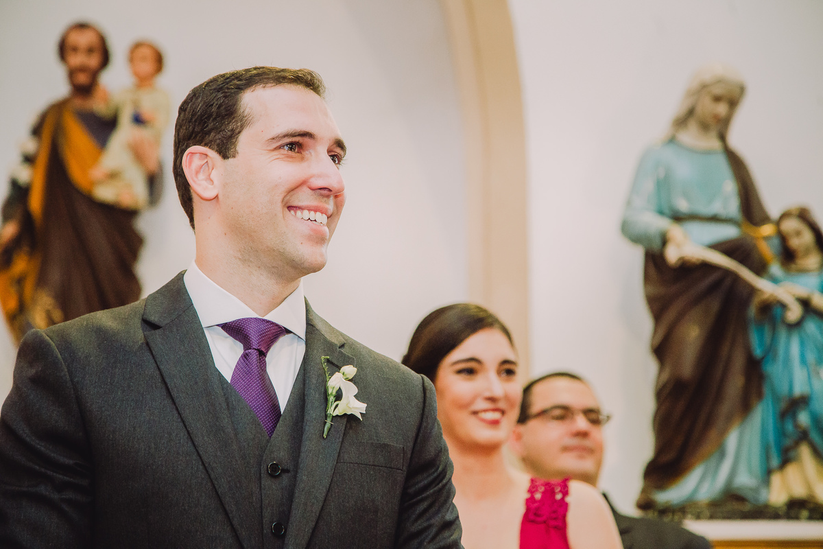 O noivo Julio assistindo emocionado a entrada de sua noiva Luana na Capela Santa Ignez, Gávea, Rio de Janeiro-RJ.
