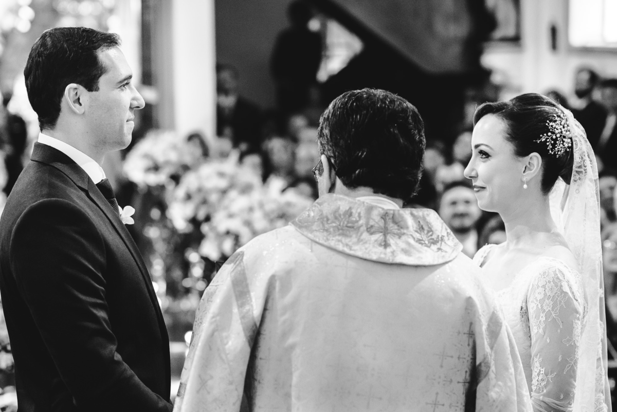 O padre celebrando o casamento dos noivos Luana e Julio na Capela Santa Ignez, Gávea, Rio de Janeiro-RJ